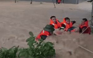 'Bám đi, bám chắc vào': Khẩu lệnh giữa dòng nước xiết cứu 5 người ở Bắc Ninh