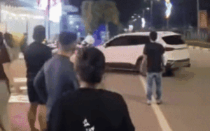 Clip: Tài xế ô tô lái xe tông thẳng quán nhậu sau mâu thuẫn, 1 người không liên quan tử vong
