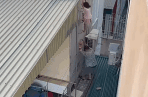 Cụ ông liều lĩnh cứu cháu gái trên mái nhà