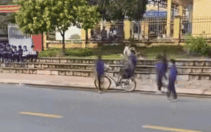 Thấy cụ ông dáng vẻ khắc khổ ngồi ven đường, nữ sinh có hành động khiến dân tình tấm tắc ngợi khen