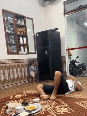 Cậu bé lấy ra một thứ từ tủ lạnh đưa cho bố, dân tình xem xong liền cười nắc nẻ