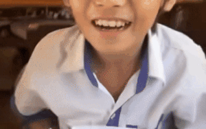 Clip: Nam sinh được thầy tặng iPhone 17, vừa nhìn ai cũng cười ngất