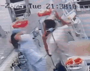 Nữ điều dưỡng bị người nhà bệnh bị đánh tới tấp trong phòng cấp cứu ở TP.HCM