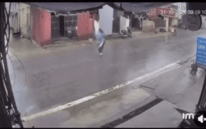 Đi bộ qua đường, người phụ nữ khiến cả cõi mạng phải hét lên khi xem lại camera