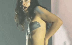 Nữ ca sĩ gây sốc khi không mặc áo trên sân khấu, dùng băng dính che chắn cặp 'tuyết lê'