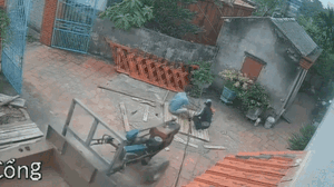 Cậu bé hiếu động khiến người thân gặp sự cố 'thót tim'