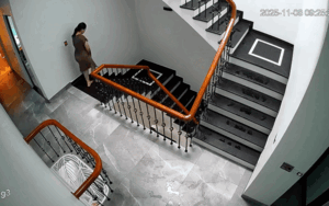 Clip: Cô gái trượt ngã cầu thang, biết lý do ai nấy cũng đồng cảm