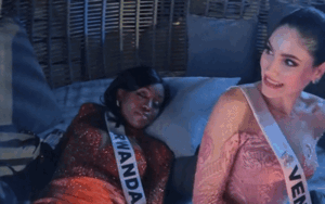 Hoa hậu 44 tuổi bị bắt gặp khoảnh khắc 'ngượng đỏ mặt' trong đêm ở Miss Universe