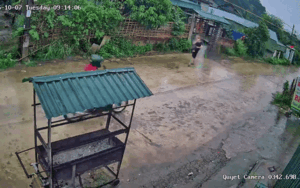 2 bà cháu bất ngờ trượt ngã ra giữa đường, mẹ biết lý do càng thương 2 bà cháu