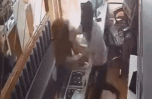 Người phụ nữ lấy bột ớt cướp tiệm vàng nhưng ném hụt, bị chủ tiệm tát vào mặt liên tiếp