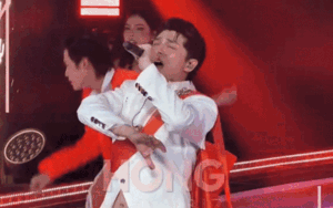 Nam ca sĩ Việt 6 múi lộ chi tiết 'ngượng đỏ mặt' khi diễn cực sung trên sân khấu