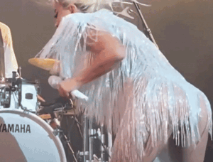 Nữ ca sĩ nổi tiếng mặc như không mặc, lộ điểm nhạy cảm trên sân khấu khiến khán giả ngượng đỏ mặt