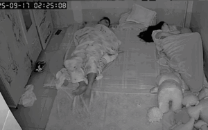 Clip: Gia đình 3 người đang say ngủ, camera ghi lại cảnh đáng sợ