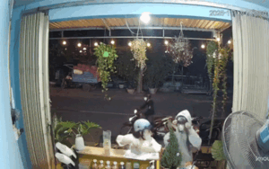 Clip: Dựng xe trước quán rồi vào mua trà sữa, cô gái 'điếng người' khi trở ra