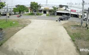 2 cụ bà bị ô tô tông khi ngồi trò chuyện ở ven đường: Camera hiện trường ghi lại gì?