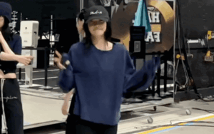 Nữ ca sĩ 2k2 gây lo lắng về vóc dáng 'mỏng như lá lúa', nhưng đôi chân mới là điều gây chú ý