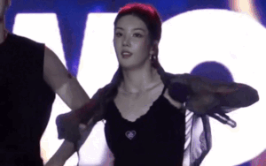 'Nữ thần gợi cảm' Hàn Quốc cởi áo trên sân khấu Việt Nam khiến khán giả 'dậy sóng'