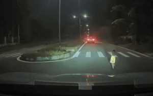 Tài xế phải bấm còi loạn xạ khi xe đang chạy trên đường, xem clip ai nấy cũng 'đứng tim'