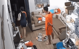 Bố nhờ chú tịch thu điện thoại, hành động bộc phát của bé gái gây sốc