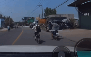 Nam sinh bất ngờ ngã ra đường, xem clip dân tình ai cũng bức xúc khi biết 'thủ phạm'