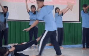 Clip: Diễn văn nghệ, nữ sinh khóc nức nở khi gặp sự cố bất ngờ