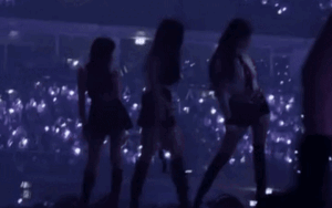 Nữ ca sĩ bất ngờ ngã quỵ trong lúc biểu diễn khiến fan hoang mang