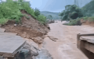 Clip: Lũ cuốn gãy đôi chiếc cầu duy nhất dẫn đến 2 thôn ở Quảng Ngãi