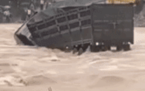 Vụ tài xế nhảy xuống dòng nước lũ ở Quảng Trị: Hé lộ cuộc gọi cuối cùng với vợ