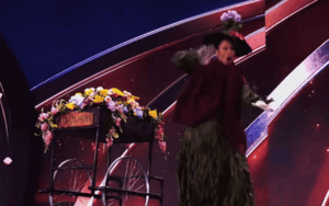 Sự cố ở Miss Universe: Thí sinh vồ ếch, lộ điểm nhạy cảm ngay trên sân khấu gây xôn xao