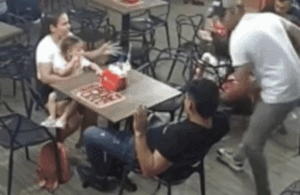 Video: Nam ca sĩ bị tên cướp uy hiếp, lấy sạch tài sản giữa đám đông