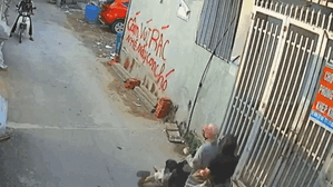 Khoảnh khắc va chạm bất ngờ của hai cô gái, khiến ai chứng kiến cũng xót xa