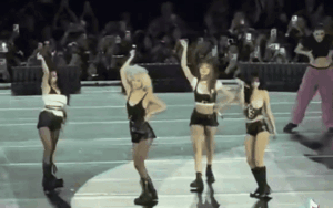 Đoạn clip khiến BLACKPINK bị cộng đồng mạng chỉ trích: 'Như nhóm tạm bợ đi diễn hội chợ'