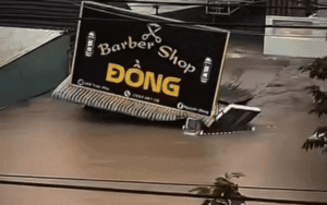 Khiếp sợ khoảnh khắc nước lũ cuốn phăng tiệm cắt tóc 'trong nháy mắt'