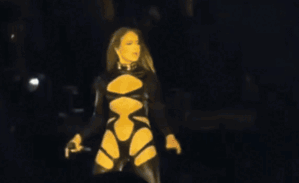 Bộ đồ gây sốc của nữ ca sĩ 56 tuổi