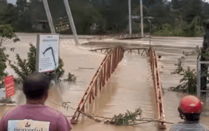 Clip: Cầu treo ở Gia Lai bị lũ xiết cuốn trôi