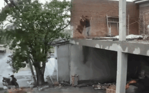 Làm việc trên ngôi nhà đang xây, người đàn ông gặp sự cố đáng sợ