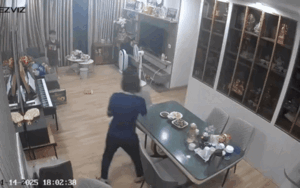 Vừa đụng vào đĩa thức ăn, người mẹ liền la hét rồi bỏ chạy tán loạn, lý do gây bất ngờ