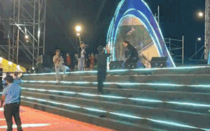 Nam ca sĩ Việt 'gây sốc' khi nhào lộn xuống sân khấu, khán giả ngồi xem thót tim