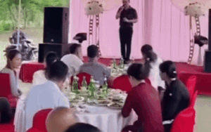 Clip: Đang hát đám cưới, thanh niên không ngờ được diễn biến đáng sợ tiếp đó