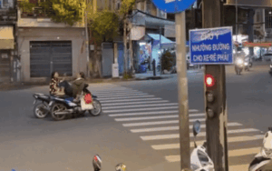 Clip: Đôi nam nữ làm chuyện khó coi giữa phố khiến ai cũng ngước nhìn