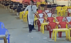 Nam ca sĩ hát hội chợ nhưng không một khán giả ngồi xem