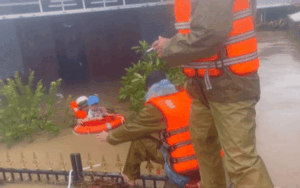 'Sống rồi, sống rồi': Tiếng gọi đầy hy vọng giữa bão lũ miền Trung - Tây Nguyên