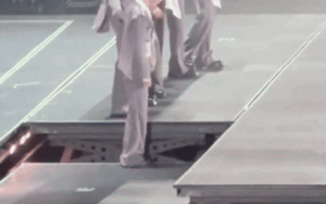 Nam ca sĩ gặp sự cố nguy hiểm với bàn nâng sân khấu, khán giả ngồi xem ai cũng thót tim