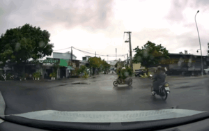 Cô gái đi xe chầm chậm nhưng vẫn ngã xuống đường, biết lý do ai nấy cũng thương xót