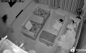 Nhớ lại tiếng gọi cửa lúc 1h sáng, chủ nhà xem camera mà rưng rưng nước mắt