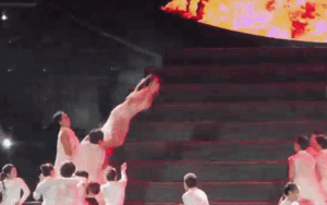 Cú ném người trên không 'gây sốt' của Hồ Ngọc Hà, ai tin 'mẹ 3 con' dám chơi lớn cỡ này