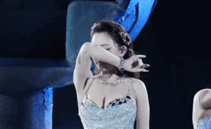 Bích Phương diện đồ lấp ló vòng một khiến khán giả 'bỏng mắt'