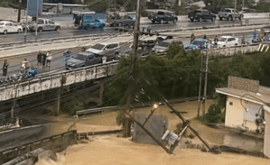 Video: Máy biến áp phát nổ giữa dòng nước lũ, người dân kinh hoàng chứng kiến