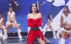 Nữ ca sĩ hạng A gây nhức mắt khi diện váy ngắn cũn cỡn, nhảy quyến rũ trên sân khấu