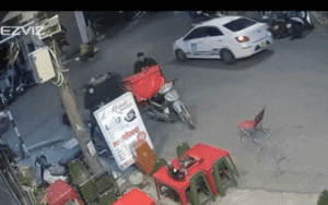 Cô gái thong dong đi bộ trên phố, diễn biến đáng sợ tiếp đó khiến ai cũng bất ngờ